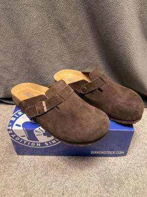 Birkenstock Boston - Mörkbruna Birkenstock Boston tofflor i Mocka || Storlek 41 || Skick 10/10 || Box medföljer