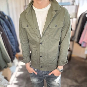 Overshirt - Mycket fint skick, inga defekter. Passar dig som är 170-180cm ungefär. Modellen är 185 cm, 75 kg. Alltid billigare pris vid köp av flera varor‼️🙌Svarar alltid på frågor eller funderingar! 