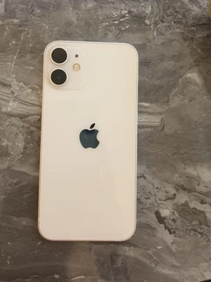 Vit iPhone 12 mini - Snygg vit iPhone 12 mini, funkar som ny har små repor som nästan inte syns, allt annat funkar perfekt :)