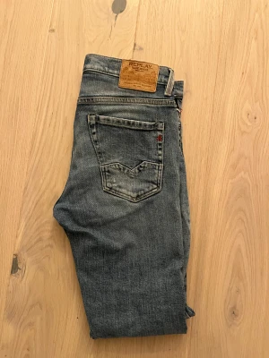 Replay blå jeans med slitningar - Ljusblå replay jeans med slitningar och som är storlek 29/30