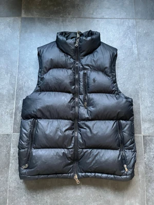 Ralph lauren väst  - Tjena, säljer nu denna riktigt snygga och populära Ralph lauren västen, den är i bra skick men lite smutsig, modellen på bilden är 180 cm och väger 64 kg, skick syns på bilderna, hör av er vid frågor och funderingar🙌🤝 