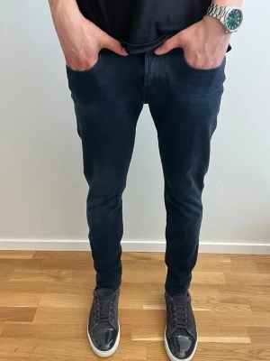 Replay anbass - Tja, säljer nu dessa tvär feta replay anbass jeans i mycket fint skick med inga defekter! (Slitningarna från Fabrik) längd 95, midja 39. Hör av er vid fler frågor🤝