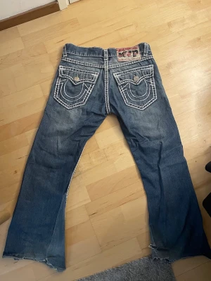 True Religion Jeans - Feta True Religion. Lite slitna nere, lätt att sy om man är petig. Inte min stil längre