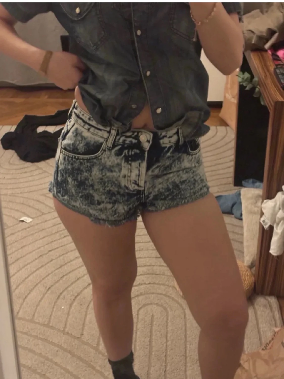Acid wash denim shorts med fransar - 4