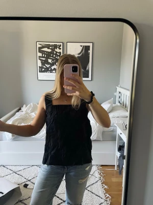 Svart linnetopp med breda axelband - Svart somrig topp i linne ifrån Kay/Day (Lindex eller Kappahl) 🤍