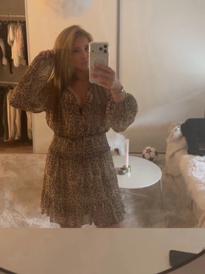 Leopard klänning  - Jättefin leopard klänning från Zara. Storlek M men passar även S. Mycket fint skick, inga skador eller fläckar!