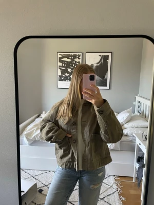 Olivgrön oversized jeansjacka - Säljer en olivgrön oversized jeansjacka med stora framfickor ifrån HM🤍 Helt ny tyvärr aldrig kommit till användning 