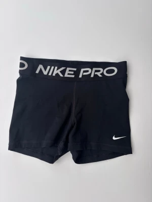 Nike Pro svarta träningsshorts - Använd få gånger. Nike Pro svarta träningsshorts med elastisk midja. Perfekta för gym, löpning eller annan sport. 