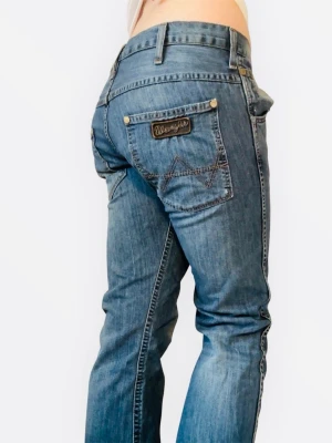Wrangler jeans - Säljer ett par snygga wrangler jeans, som tyvärr inte passade mig som jag önskat. De ha en detaljsömm på ena knät. MÅTT: Midja: 41cm Innerbenslängd 81cm 