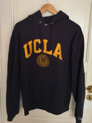 Vintage UCLA hoodie - snygg mörkblå ucla hoodie. Smart att köpa eftersom man kan flexa genom att ha på sig den. Säljs pga för liten. Använts ett par gånger.