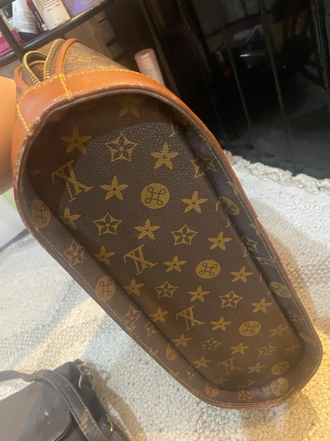 Brun handväska med monogrammönster - 5