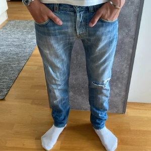 Dondup jeans - Skick 7/10 Storlek 30 Slitningarna är självklart design