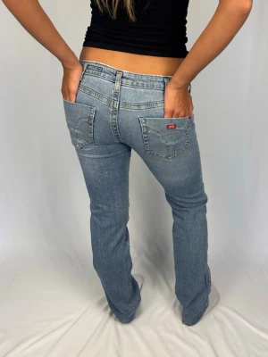 Lågmidjade Jeans - Lågmidjade Miss Sixty Jeans | Storlek 32 | Bra skick, lite slitna vid fotöppningen | Jag är 168cm lång och väger 60kg | Mått: Ytterbenslängd: 101cm. Midjebredd: 41cm. Lårbredd: 26cm. Fotöppning: 20cm. Kontakta mig vid fler frågor eller funderingar!💓