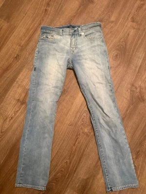 Ljusblå raka jeans från true religion  - True religion jeans - ricky i ljusblå färg storlek 33. Tror inte de finns att få tag på längre, köpte de från true religions hemsida för ett tag sedan för cirka 3000kr. Skicket är som nytt men de är använda. Säljer då de blivit för små för mig. 