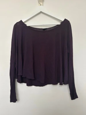 Mörklila långärmad topp - Mörklila topp. Inköpt på Gina Tricot. Använd och i fint skick. Storlek XS. 