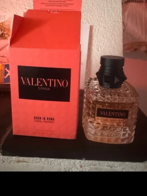 Valentino Donna Born In Roma parfym - Valentino Donna Born In Roma Coral Fantasy Eau de Parfum. 30ml. Flaskan är fyrkantig med nitar i glaset och svart lock. Förpackningen är korallrosa med svart etikett. En exklusiv och trendig doft för dig som gillar lyxiga parfymer. Äkta, finns mycket kvar i flaskan, endast provsprayat några gånger, doften passade inte mig💕
