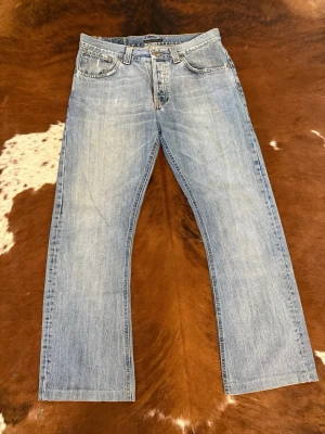 Nudie RegularRalf regularalf - Tjena! Säljer dessa vintage Nudie ifrån tidigt 2000-tal: Mycket fint skick för dess ålder: Passar W33/L30: Nypris-2000kr: hör av dig vid funderingar!🙌