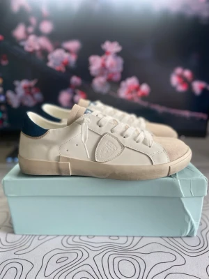 Philippe Model skor - Säljer dessa riktigt snygga vita sneakers i storlek 44! ⭐️Perfekta nu till sommaren! ⛱️Köpta från Vinted och säljer dem då dem var lite för små! ⚜️Hör av er ifall ni har några frågor!