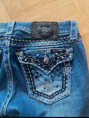 Miss Me flare jeans  - Säljer ett par blå Miss Me jeans i flare-modell i stolek w26. Bra skick har tecken på användning men ändå bra.                                                 Midjemått: 72cm Totallängd: 101cm  Innerben: 80cm ⭐️🩷Pris kan självklart diskuteras🩷⭐️