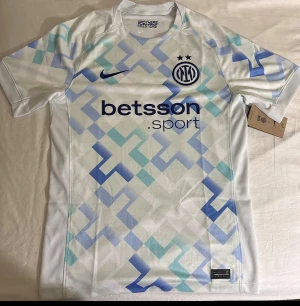 Inter Jersey - Tjena, jag säljer nu min nya Inter tröja. Har av dig vid funderingar.