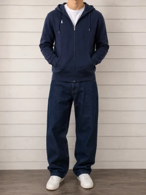 Mörkblå hoodie från Polo Ralph Lauren - Mörkblå hoodie med dragkedja från Polo Ralph Lauren. Tröjan är i fint skick men inga skador eller fläckar. Skriv om ni undrar något eller har några frågor!