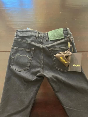 Svarta jeans från Moorer - Svarta jeans från moorer. Slimfit. Helt nya med tags. Skriv för fler bilder.