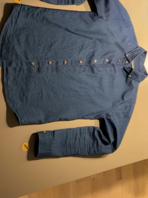 Lagency skjorta - Säljer en sjukt snygg lagency skjorta som är perfekt inför sommaren. Har en slimfit passform.