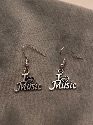 Örhängen  I Love Music Smycke Silver imitation - Fina örhängen med texten ”I love music”. Berlockerna är ca 1,5 x 1,5 cm. 