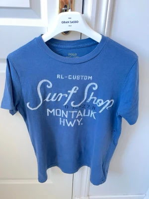 Ralph lauren tee  - Ralph lauren tee - väldigt liten på modellen. Inga defekter! Modellen i bilderna är 180 cm 75 kg och bär Storlek S passar mer Xs / Xss. Runt 160 cm , Kom med frågor! 🌟 (Kan gå ned i pris vid köp av paket 😉) 