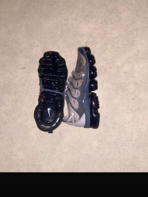 Nike Air Vapormax Plus grå sneakers - Nike Air Vapormax Plus sneakers. Perfekt skick använd ksk 1-2 ggr 