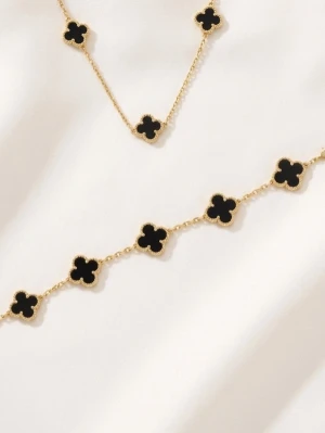 Fyrklöver halsband och armband. - Nya jättefina trendiga fyrklöver halsband och armband.Material guldpläterad rostfritt, finns i flera färger. Perfekt för dig som gillar stilrena och trendiga accessoarer.