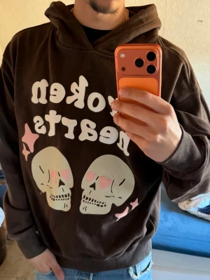 Broken planet hoodie  - Inte alls min stil så jag vill bara bli av med den, bra skick.