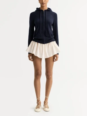 Mörkblå hoodie från Soft Goat - Mysig mörkblå hoodie från Soft Goat i mjuk kashmir. Modellen har dragkedja framtill, två fickor och en stor huva med dragsko. Perfekt för en chill och stilren look. Långa ärmar och klassisk passform.