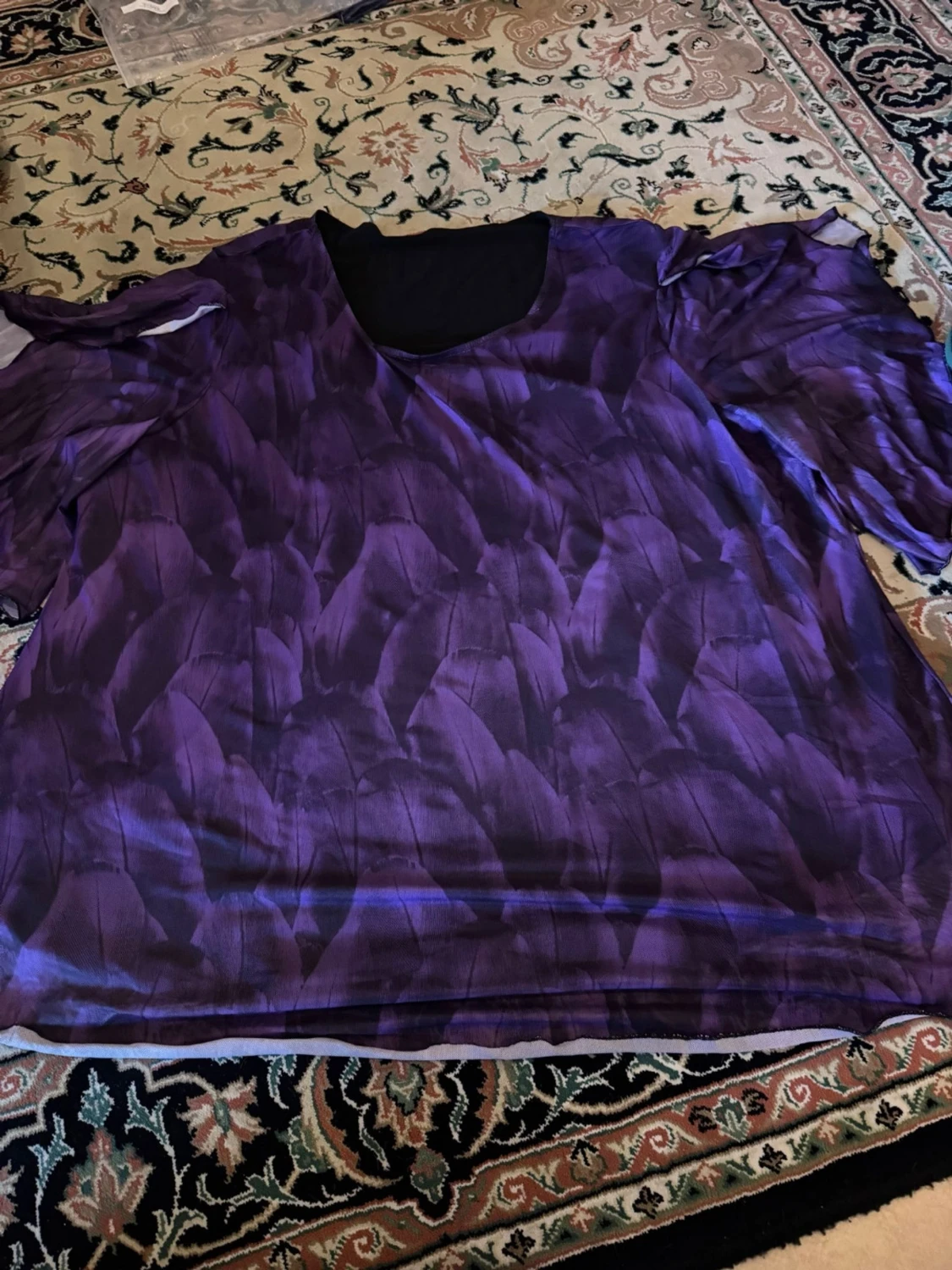 Lila blus med fjädermönster