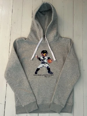 Ralph Lauren polo bear hoodie herr storlek S  - Hej! Säljer denna riktigt schyssta polo bear hoodie från Ralph Lauren. Den är i storlek M men sitter en storlek litet och passar därför som en S. Den är endast använd någon enstaka gång och är därmed i ett nyskick. Original lappar och påse finns kvar och medföljer naturligtvis vid köp. Jag fraktar alltid snabbt! Mvh
