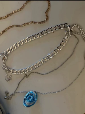 Smycken. - 3 halsband + en ring. 🌸säljer allt detta för 115 kronor. 🌺