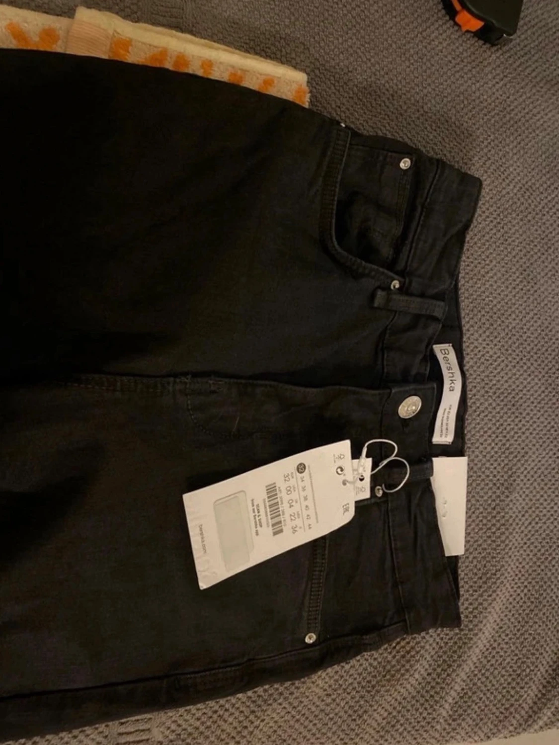 Svarta bootcut jeans med rå kant - 6