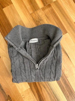 John Henric ribbad halfzip - Storlek S ribbad halfzip, skrynklig men ett järn gör jobbet. Kom gärna med bud