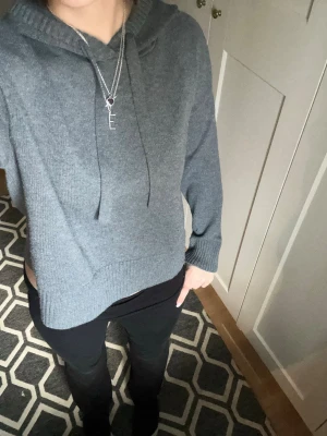 Stickad tröja - Snygg grå stickad tröja med luva från hm. Hör av dig vid frågor, priset är diskuterbart!💕💕
