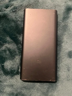 Svart powerbank från Xiaomi - Snygg och stilren svart powerbank från Xiaomi i metall. Perfekt att ha med sig för att ladda mobilen eller andra enheter när du är på språng. Slimmad och rektangulär design med diskret logga på framsidan.