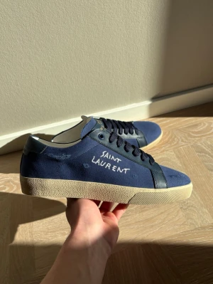 Saint Laurent skor - Säljer dessa Saint Laurent SL/06 skorna. Det är en ganska gammal årsmodell, men skorna är i grymt skick. Sjukt sällsynt färg. Storlek 42. Hör av er vid eventuella frågor!