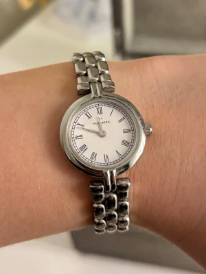 Mockberg klocka - Superfin mockbergklocka i silver. Fint skick. Kommer tyvärr inte till användning eftersom att jag använder guld. Tror inte att modellen säljs längre. Finns några länkar för att förlänga bandet. Dessa kan man sätta på och ta av själv, vilket är väldigt praktiskt. 🩷