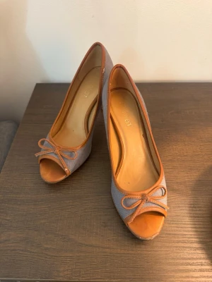 Klackskor - Säljer ett par klackar från Nine west, står ej strl men passar mig som brukar ha 37,38 i klackar.