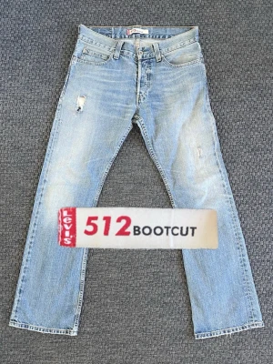 Vintage Levi’s 512 Bootcut raw denim (Sällsynta!) - Säljer nu dessa sjukt snygga vintage Levi’s 512 Bootcut raw denim jeans! Säljs ej längre i butik och är därav mycket eftertraktade😊 Storlek W34 L34 och passformen är helt perfekt🙌 Små lagningar på olika ställen vilket bara adderar extra charm! Skriv vid funderingar 🤝📲
