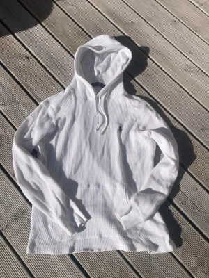 Polo Ralph lauren hoodie - Säljer en vit hoodie från Polo Ralph Lauren i storlek M. Den är i mycket bra sick och har inga defekter. Den är tunnare en vanliga hoodies och passar bra till sommaren. Det är bara att höra av sig vid minsta fundering🙌