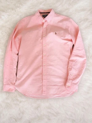 Rosa Ralph Lauren Skjorta Herr - Säljer min fina rosa raffe skjorta! Storlek M, Small fit. Inga defekter, väldigt bra skick. Självklart äkta✅