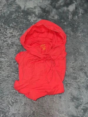  Polo Ralph Lauren Long Sleeve Hoodie - Klassisk och skön långärmad tröja med huva (hoodie-t-shirt) från Polo Ralph Lauren. Tröjan är i ett mjukt och lätt material, perfekt för lager-på-lager eller som ett lättare alternativ till en vanlig sweatshirt. Den har den ikoniska broderade loggan på bröstet och dragsko i huvan. En mångsidig basfavorit. • Skick: Mycket fint skick 