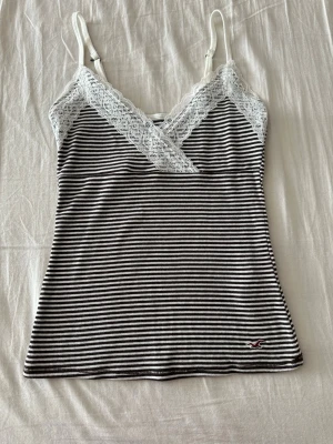 Randig brun linnetopp med spets från Hollister - Randig brun linnetopp med spets från Hollister