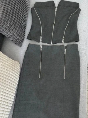 Sett kjol & topp. - Ett jätte fint sett, kjol & en topp utan ärmar. Köpt på Zara i storlek S. Kjolen har en fin slits bak som man ser på bilden. Materialet är 62% POLYESTER & 34% VISKOS. Aldrig använts. 🌸