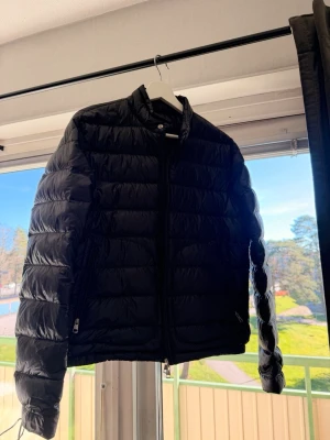 Moncler acorus  - Säljer en iprincip helt ny moncler acorus storlek 2 (S) aningen liten i storlek. Har orderbekräftelse alla og saker som tillkommer . Skriv vid intresse.
